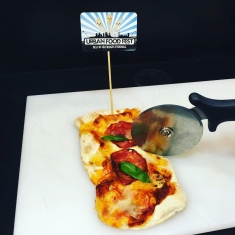 chorizo-pizza-nisbets-pizza-cutter